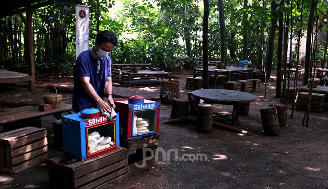 Suasana tempat makan di Warung Tuman BSD, Tangerang Selatan, Banten, Selasa (10/8). Pemerintah secara resmi memperbolehkan tempat makan seperti Restoran dan kafe area layanan terbuka untuk beroperasi dengan protokol kesehatan hingga pukul 20.00 malam. - JPNN.com