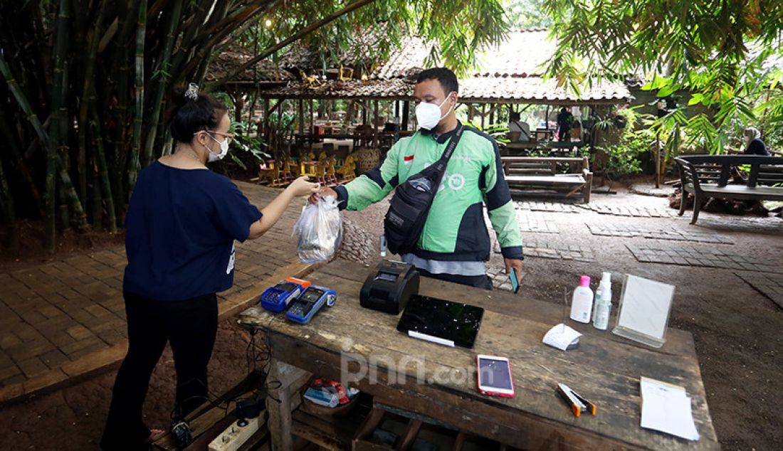 Suasana tempat makan di Warung Tuman BSD, Tangerang Selatan, Banten, Selasa (10/8). Pemerintah secara resmi memperbolehkan tempat makan seperti Restoran dan kafe area layanan terbuka untuk beroperasi dengan protokol kesehatan hingga pukul 20.00 malam. - JPNN.com