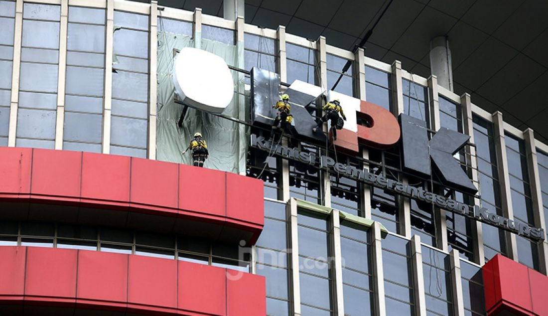 Pekerja mengecat logo Komisi Pemberantasan Korupsi (KPK) di Gedung Merah Putih, Jakarta, Selasa (10/8). Pengecatan tersebut dilakukan untuk memperbaiki logo KPK yang sempat rusak beberapa waktu lalu. - JPNN.com