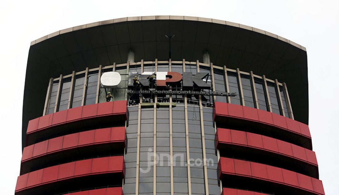 Pekerja mengecat logo Komisi Pemberantasan Korupsi (KPK) di Gedung Merah Putih, Jakarta, Selasa (10/8). Pengecatan tersebut dilakukan untuk memperbaiki logo KPK yang sempat rusak beberapa waktu lalu. - JPNN.com