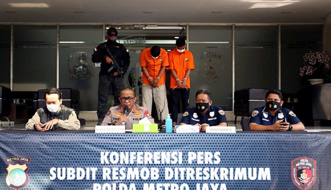 Kabid Humas Polda Metro Jaya Kombes Pol Yusri Yunus bersama Direktur Reserse Kriminal Umum Polda Metro Jaya Kombes Pol Tubagus Ade Hidayat memberikan keterangan pers di Jakarta, Kamis, (12/8), guna mengumumkan kasus pembunuhan terhadap terapis bekam. Polisi menangkap tersangka kasus itu di daerah Depok, Jawa Barat. - JPNN.com