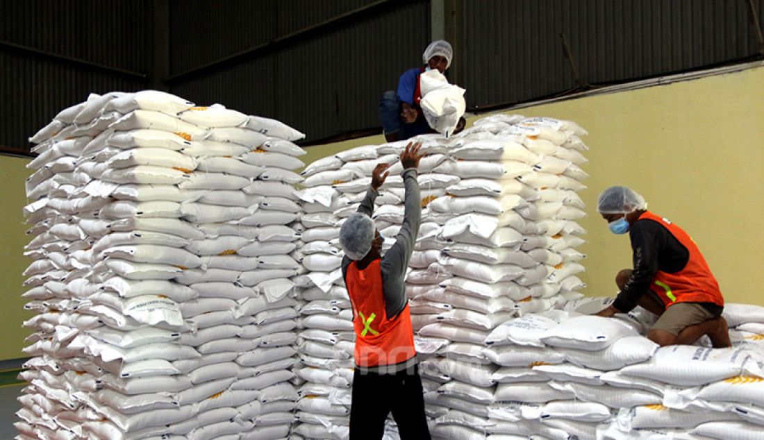 Pekerja mengoperasikan mesin Rice To Rice (RTR) untuk mengisi karung beras bantuan Pemberlakuan Pembatasan Kegiatan Masyarakat (PPKM) sebelum didistribusikan ke masyarakat di Bulog Divre Kelapa Gading, Jakarta, Jumat (13/8). Perum Bulog menggunakan mesin RTR tersebut untuk meningkatkan kualitas serta mutu beras. - JPNN.com