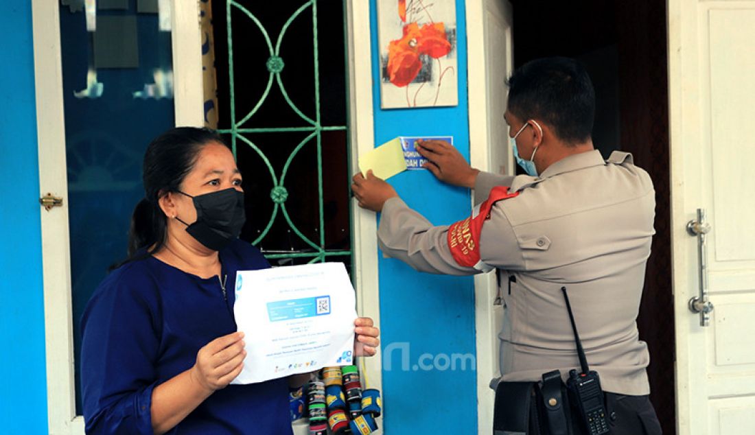 Tim Satgas Covid-19 DKI Jakarta menempelkan stiker di rumah yang penguninya sudah divaksinasi di kawasan RW 05 Sunter Agung, Jakarta Utara, Jumat (13/8). - JPNN.com