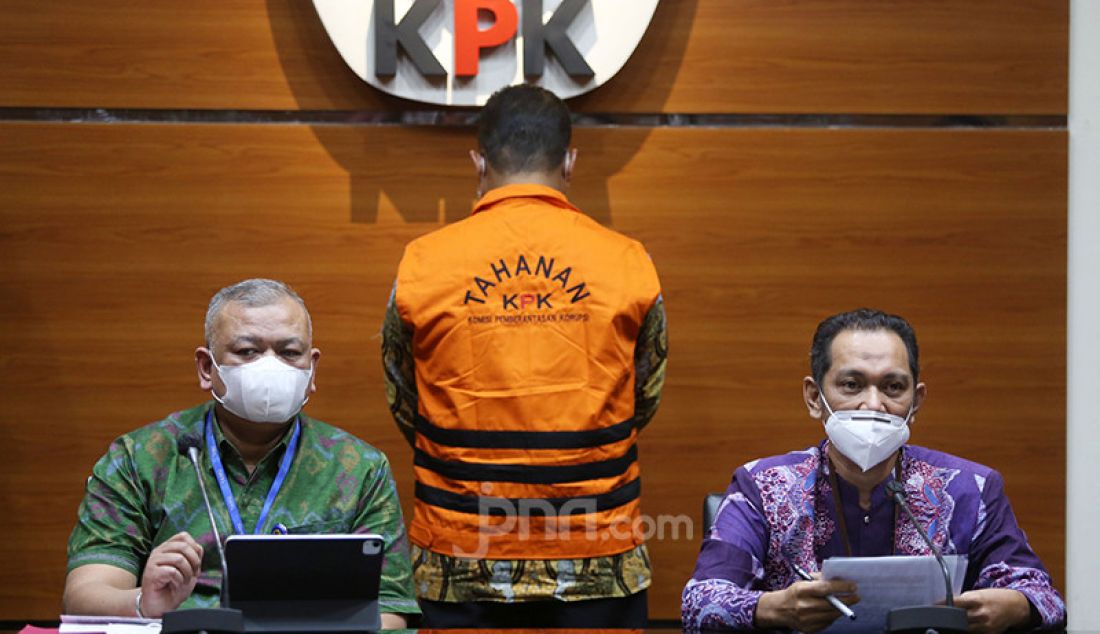 Wakil Ketua KPK Nurul Ghufron (batik ungu) memberikan keterangan pers tentang penahanan terhadap Kepala Subdirektorat Kerja Sama dan Dukungan Pemeriksaan Direktorat Jenderal Pajak Dadan Ramdani di Jakarta, Jumat (13/8). Dadan merupakan tersangka kasus suap pajak. - JPNN.com