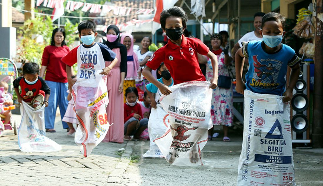 Anak-anak di Benda Baru, Pamulang, Tangerang Selatan mengikuti lomba dalam rangka menyemarakkan peringatian HUT Kemerdekaan ke-76 RI, Selasa (17/8). Antusiasme warga mengikuti berbagai perlombaan tetap tinggi meski masih dalam suasana pandemi Covid-19. - JPNN.com