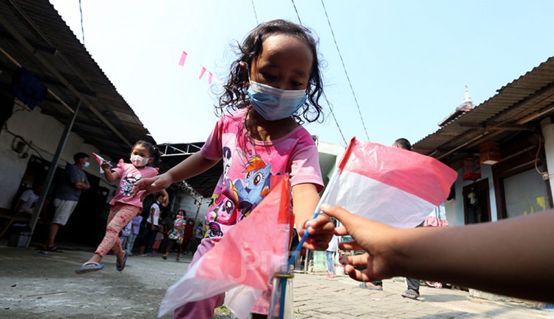 Anak-anak di Benda Baru, Pamulang, Tangerang Selatan mengikuti lomba dalam rangka menyemarakkan peringatian HUT Kemerdekaan ke-76 RI, Selasa (17/8). Antusiasme warga mengikuti berbagai perlombaan tetap tinggi meski masih dalam suasana pandemi Covid-19. - JPNN.com