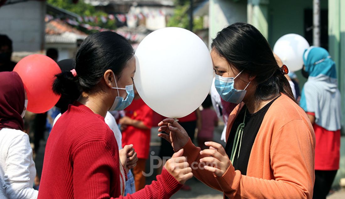 Warga di Benda Baru, Pamulang, Tangerang Selatan mengikuti lomba dalam rangka menyemarakkan peringatian HUT Kemerdekaan ke-76 RI, Selasa (17/8). Antusiasme warga mengikuti berbagai perlombaan tetap tinggi meski masih dalam suasana pandemi Covid-19. - JPNN.com