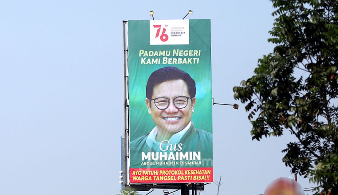 Sejumlah pengguna jalan melintas di bawah Baliho Muhaimin Iskandar di Jalan Raya Ciputat, Tangerang Selatan, Banten, Rabu (18/8). - JPNN.com