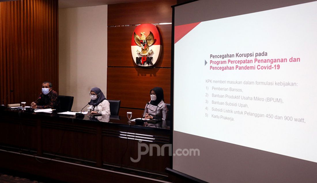 Wakil Ketua KPK Lili Pintauli Siregar (tengah) dan Deputi Pencegahan dan Monitoring KPK Pahala Nainggolan (kiri) menyampaikan keterangan pers di gedung KPK, Jakarta, Rabu (18/8). Konferensi pers tersebut membahas Capaian Kinerja KPK Semester I/2021 bidang Pencegahan, Monitoring dan Strategi Nasional Pencegahan Korupsi (STRANAS PK). - JPNN.com