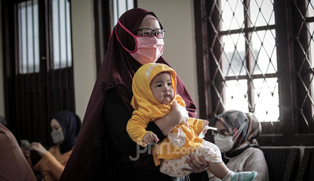 Sejumlah ibu hamil dan menyusui mengikuti vaksinasi Covid-19 di RSIA Tambak, Jakarta Selatan, Rabu (18/8). Vaksinasi tersebut menggunakan vaksin Sinovac dan dibatasi hanya 60 orang. - JPNN.com