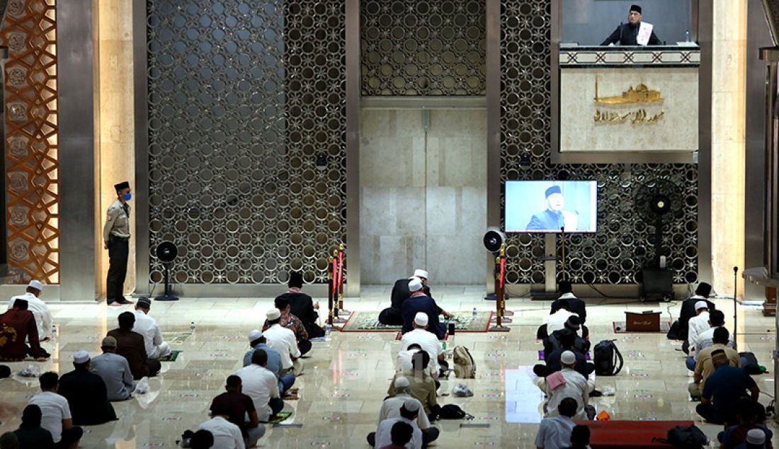 Masjid Istiqlal kembali menggelar jumatan untuk umum, Jumat (20/8). Pengurus Masjid Istiqlal menggelar Salat Jumat dengan menerapkan pembatasan, antara lain, jumatan hanya bagi warga yang sudah divaksinasi dan jumlahnya dibatasi 25 persen dari kapasitas total. - JPNN.com