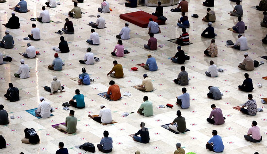 Masjid Istiqlal kembali menggelar jumatan untuk umum, Jumat (20/8). Pengurus Masjid Istiqlal menggelar Salat Jumat dengan menerapkan pembatasan, antara lain, jumatan hanya bagi warga yang sudah divaksinasi dan jumlahnya dibatasi 25 persen dari kapasitas total. - JPNN.com