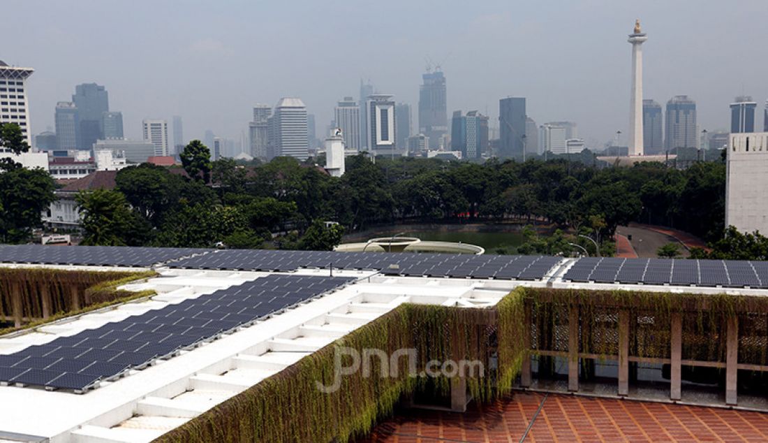 Solar Panel terpasang di atap Masjid Istiqlal, Jakarta, Jumat (20/8). Pemanfaatan solar panel tersebut untuk menghemat penggunaan listrik di Masjid Istiqlal. - JPNN.com