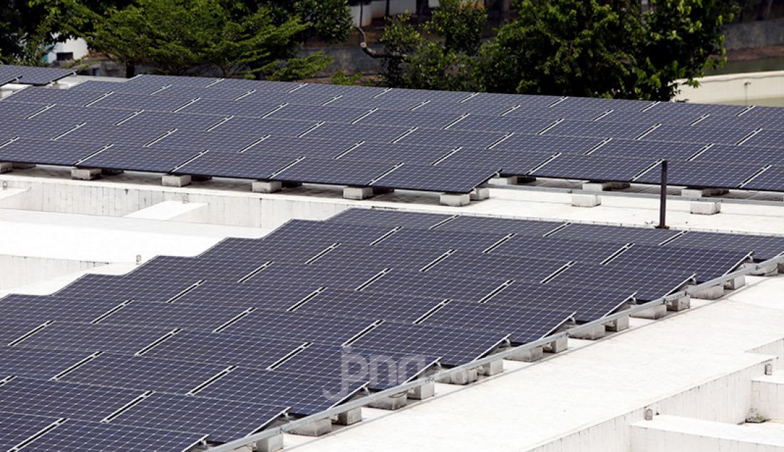 Solar Panel terpasang di atap Masjid Istiqlal, Jakarta, Jumat (20/8). Pemanfaatan solar panel tersebut untuk menghemat penggunaan listrik di Masjid Istiqlal. - JPNN.com