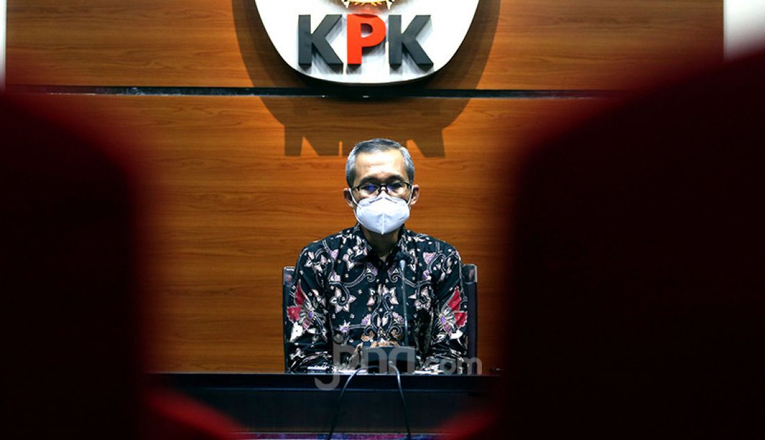 Wakil Ketua KPK Alexander Marwata menggelar konferensi pers di kantornya, Selasa (24/8) guna menjelaskan capaian lembaganya selama semester I Tahun 2021. Selama Januari hingga Juni 2021, KPK melakukan 77 penyelidikan, 35 penyidikan, 53 penuntutan, dan 35 eksekusi perkara korupsi. - JPNN.com