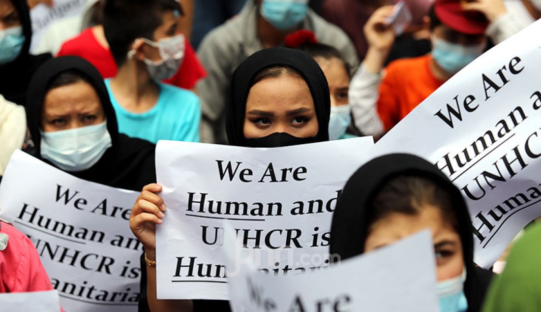 Warga negara asing asal Afghanistan yang mencari suaka berunjuk rasa di depan kantor perwakilan Komisi Tinggi PBB untuk Pengungsi (UNHCR) di Kebon Sirih, Jakarta Pusat, Selasa (24/8). Mereka menuntut kejelasan status setelah lama menjadi pengungsi di Indonesia. - JPNN.com