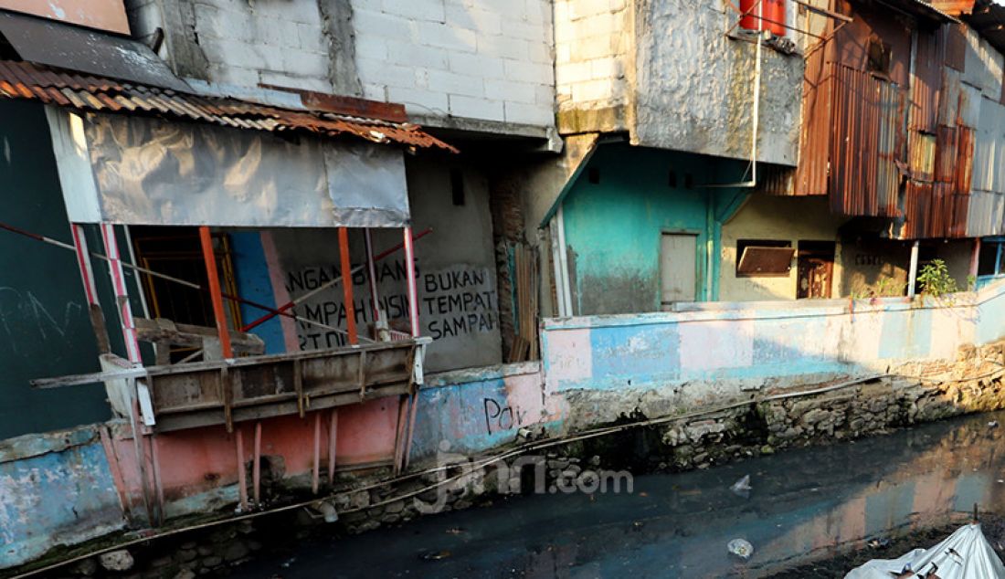 Warga di permukiman kumuh di kawasan Kebon pala, Jakarta, Jumat (27/8). Menurut data Badan Pusat Statistik, tingkat kemiskinan ekstrem saat ini masih sekitar empat persen atau setara dengan 10,68 juta jiwa. - JPNN.com