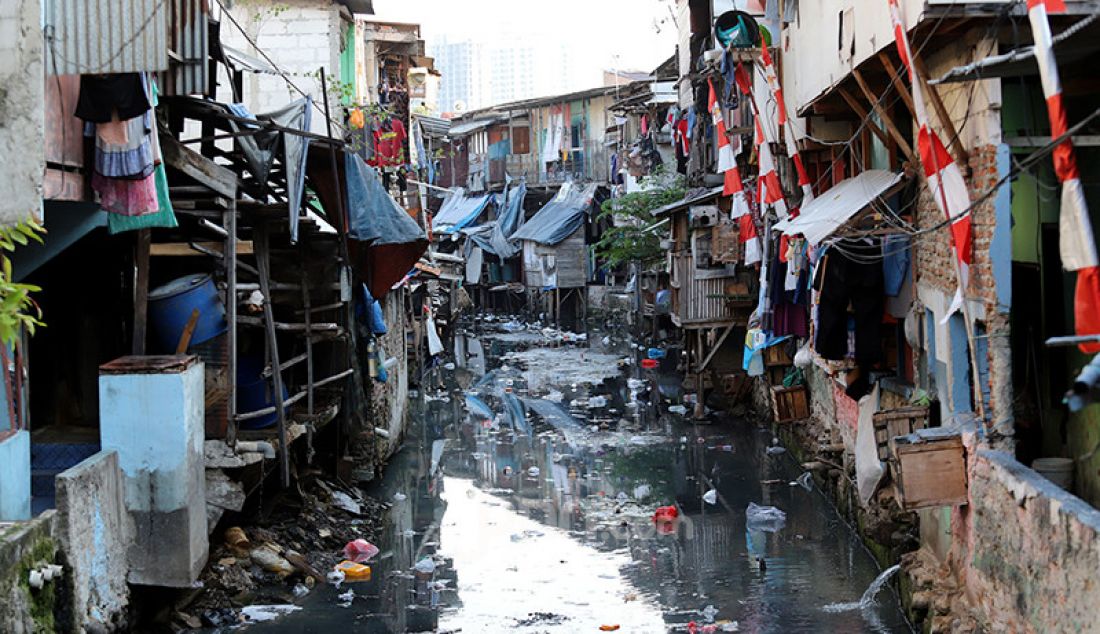 Warga di permukiman kumuh di kawasan Kebon pala, Jakarta, Jumat (27/8). Menurut data Badan Pusat Statistik, tingkat kemiskinan ekstrem saat ini masih sekitar empat persen atau setara dengan 10,68 juta jiwa. - JPNN.com