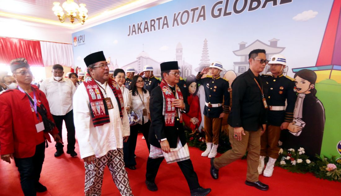 Bakal calon Gubernur dan wakil gubernur DKI Jakarta Pramono Anung dan Rano Karno mendaftar ke KPUD DKI Jakarta, Rabu (28/8). Pasangan Pramono Anung-Rano Karno mendaftarkan diri sebagai peserta Pilgub DKI Jakarta 2024 dengan dukungan Partai Demokrasi Indonesia Perjuangan. - JPNN.com