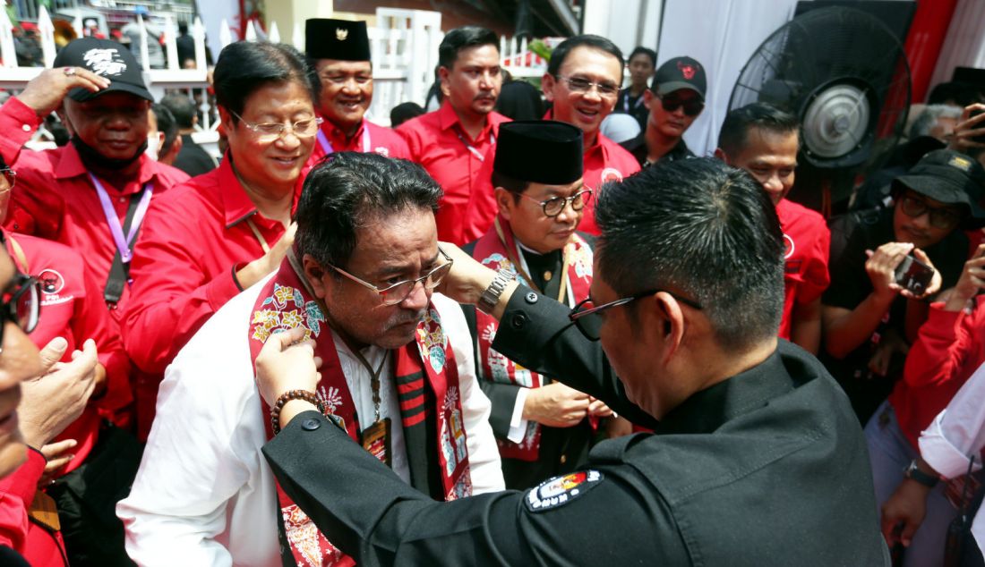 Bakal calon Gubernur dan wakil gubernur DKI Jakarta Pramono Anung dan Rano Karno mendaftar ke KPUD DKI Jakarta, Rabu (28/8). Pasangan Pramono Anung-Rano Karno mendaftarkan diri sebagai peserta Pilgub DKI Jakarta 2024 dengan dukungan Partai Demokrasi Indonesia Perjuangan. - JPNN.com