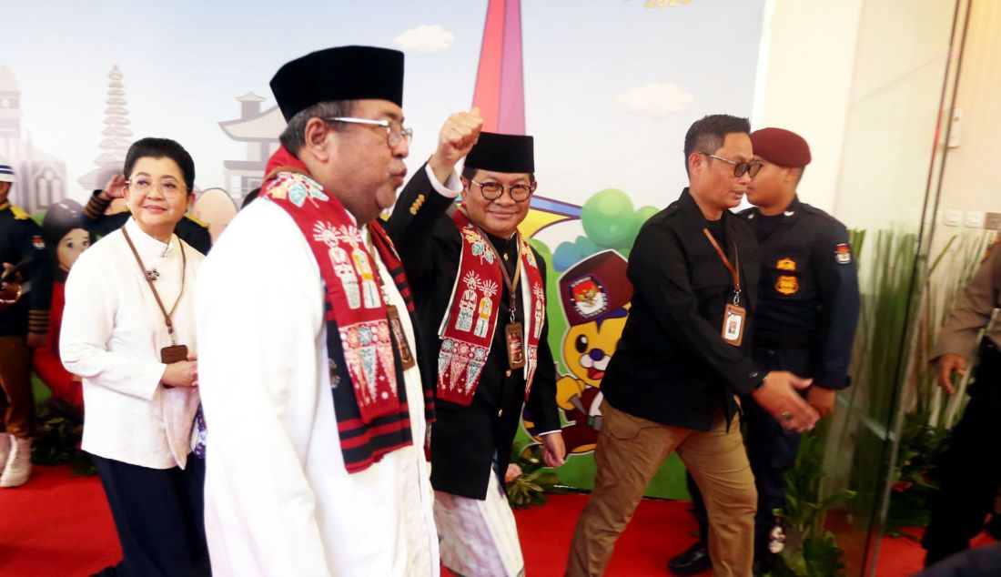 Bakal calon Gubernur dan wakil gubernur DKI Jakarta Pramono Anung dan Rano Karno mendaftar ke KPUD DKI Jakarta, Rabu (28/8). Pasangan Pramono Anung-Rano Karno mendaftarkan diri sebagai peserta Pilgub DKI Jakarta 2024 dengan dukungan Partai Demokrasi Indonesia Perjuangan. - JPNN.com