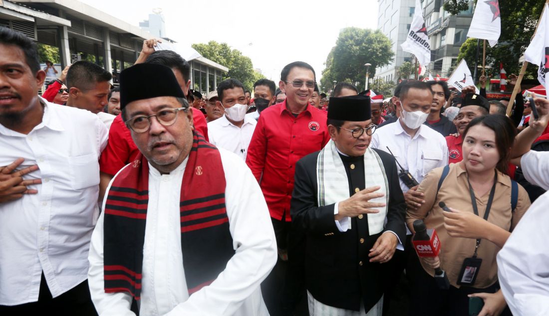 Bakal calon Gubernur dan wakil gubernur DKI Jakarta Pramono Anung dan Rano Karno mendaftar ke KPUD DKI Jakarta, Rabu (28/8). Pasangan Pramono Anung-Rano Karno mendaftarkan diri sebagai peserta Pilgub DKI Jakarta 2024 dengan dukungan Partai Demokrasi Indonesia Perjuangan. - JPNN.com