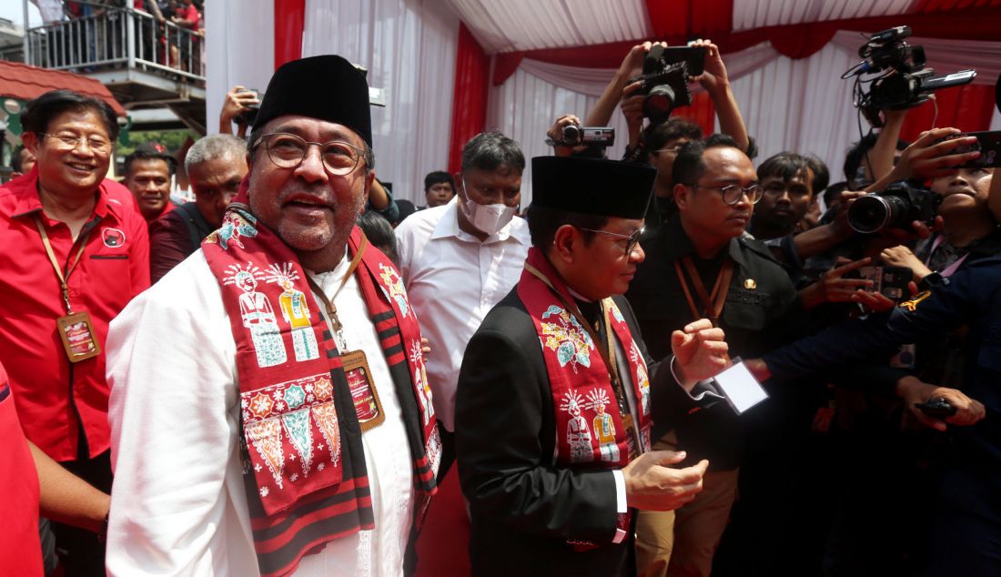 Bakal calon Gubernur dan wakil gubernur DKI Jakarta Pramono Anung dan Rano Karno mendaftar ke KPUD DKI Jakarta, Rabu (28/8). Pasangan Pramono Anung-Rano Karno mendaftarkan diri sebagai peserta Pilgub DKI Jakarta 2024 dengan dukungan Partai Demokrasi Indonesia Perjuangan. - JPNN.com