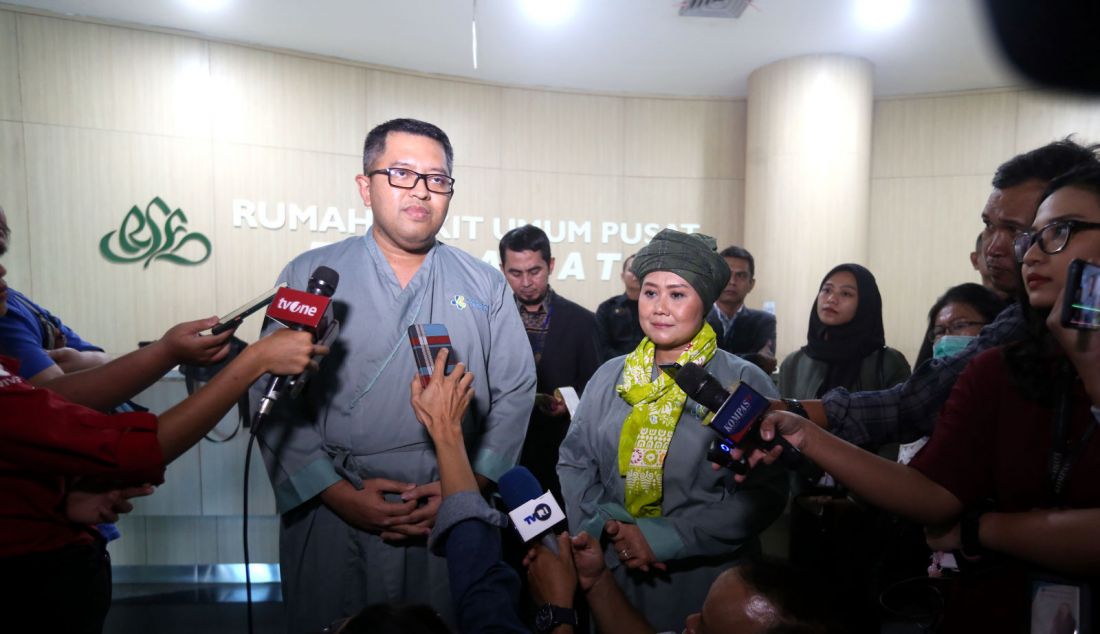 Pasangan Bakal Calon Gubernur (Bacagub) dan Bakal Calon Wakil Gubernur (Bacawagub) Jawa Timur dari PKB Luluk Nur Hamidah (kanan) dan Lukmanul Khakim berjalan keluar ruangan usai menjalani tes kesehatan di Rumah Sakit Fatmawati, Jakarta, Rabu (28/8). Tes kesehatan tersebut untuk kepentingan persyaratan mendaftar sebagai Bacagub dan Bacawagub di Komisi Pemilihan Umum Daerah (KPUD) Jawa Timur. - JPNN.com