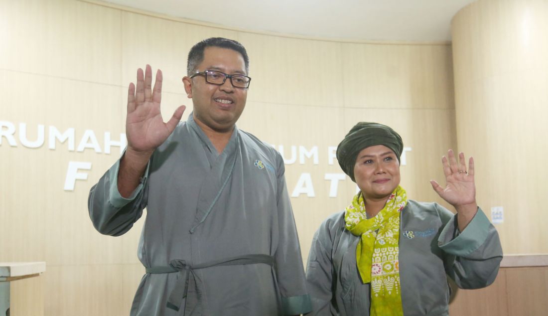 Pasangan Bakal Calon Gubernur (Bacagub) dan Bakal Calon Wakil Gubernur (Bacawagub) Jawa Timur dari PKB Luluk Nur Hamidah (kanan) dan Lukmanul Khakim berjalan keluar ruangan usai menjalani tes kesehatan di Rumah Sakit Fatmawati, Jakarta, Rabu (28/8). Tes kesehatan tersebut untuk kepentingan persyaratan mendaftar sebagai Bacagub dan Bacawagub di Komisi Pemilihan Umum Daerah (KPUD) Jawa Timur. - JPNN.com