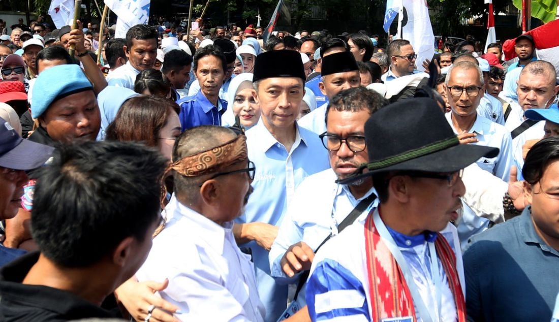 Paslon Wali Kota & Wakil Wali Kota Dedie A Rachim dan Jenal Mutaqin mendaftar ke kantor KPU Kota Bogor, Jawa Barat, Kamis (29/8). Pasangan Dedie A Rachim-Jenal Mutaqin maju di Pilwalkot Bogor didukung PAN, Gerindra, Demokrat, Perindo, dan Gelora. - JPNN.com