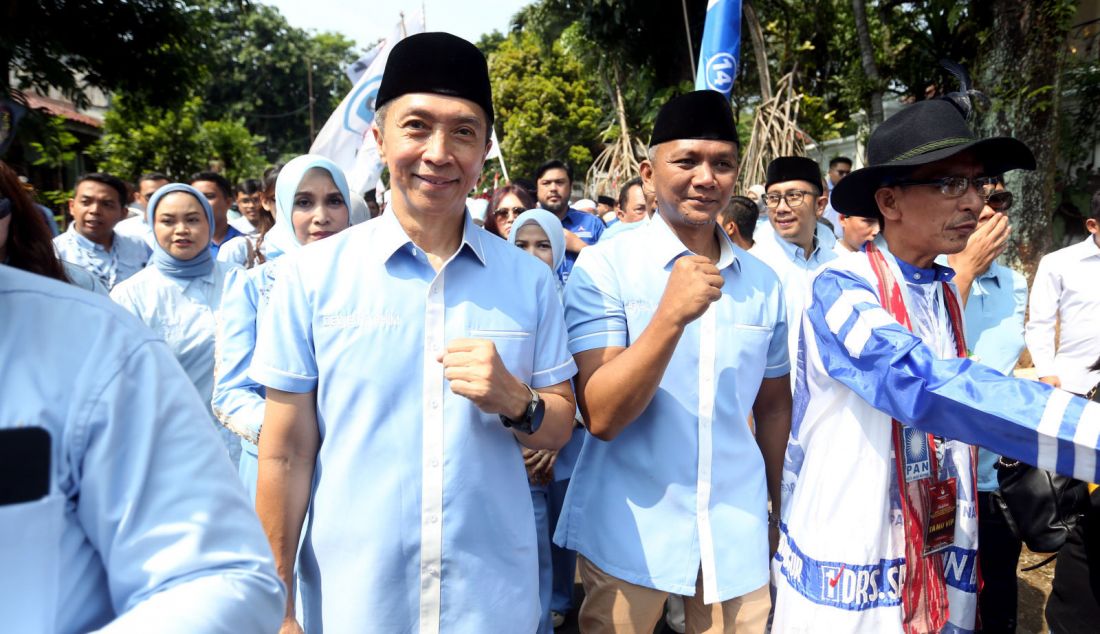 Paslon Wali Kota & Wakil Wali Kota Dedie A Rachim dan Jenal Mutaqin mendaftar ke kantor KPU Kota Bogor, Jawa Barat, Kamis (29/8). Pasangan Dedie A Rachim-Jenal Mutaqin maju di Pilwalkot Bogor didukung PAN, Gerindra, Demokrat, Perindo, dan Gelora. - JPNN.com