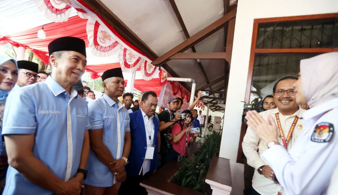 Paslon Wali Kota & Wakil Wali Kota Dedie A Rachim dan Jenal Mutaqin mendaftar ke kantor KPU Kota Bogor, Jawa Barat, Kamis (29/8). - JPNN.com