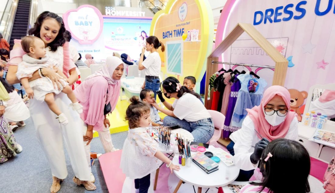 Brand Ambassador MY BABY Nadine Chandrawinata acara Roadshow Puncak MY BABY Momversity di Bintaro Exchange, Sabtu, (31/8). MY BABY mengajak para ibu di Indonesia berpartisipasi dalam MY BABY Momversity bertemakan #RaisingFutureReadyKids dan diharapkan bisa menjadi inspirasi bagi para ibu dalam mendampingi tumbuh kembang si Kecil