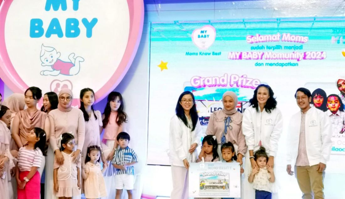 Managing Director Brand Portfolio & Communication MY BABY Audrey Gandadjaja bersama Brand Ambassador MY BABY Nadine Chandrawinata dan Pasangan Dimas Anggara menyerahkan Grand Prize liburan keluarga ke Legoland Malaysia kepada para pemenang utama dalam acara Roadshow Puncak MY BABY Momversity di Bintaro Exchange, Sabtu, (31/8). MY BABY mengajak para ibu di Indonesia berpartisipasi dalam MY BABY Momversity bertemakan #RaisingFutureReadyKids dan diharapkan bisa menjadi inspirasi bagi para ibu dalam mendampingi tumbuh kembang si Kecil