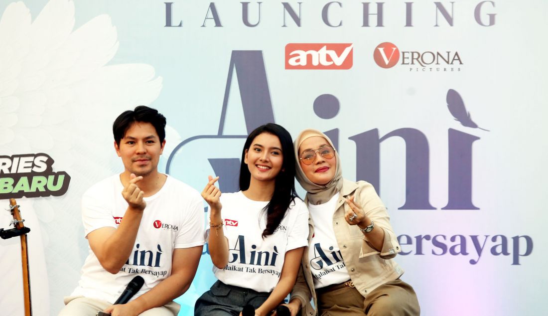 Pemeran Zidan dalam Series Aini Malaikat Tak Bersayap Fero Walandouw, Pemeran Aini dalam Series Aini Malaikat Tak Bersayap Nabila Zavira dan Pemeran Nurul/Ibunda Aini dalam Series Aini Malaikat Tak Bersayap Raslinna Rasidin saat peluncuran Series Aini Malaikat Tak Bersayap di Kota Tua, Jakarta, Minggu (1/9). Series ini akan tayang mulai 2 September 2024 dari Senin - Jumat, jam 18.00 wib di ANTV. - JPNN.com