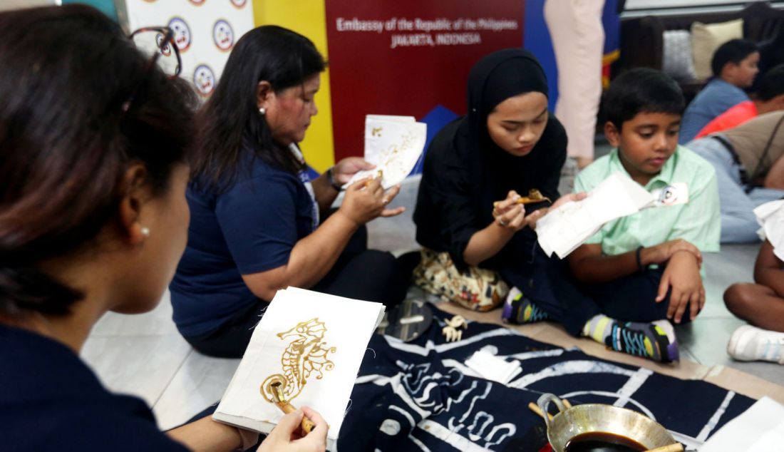 Warga Filipina yang tinggal di Indonesia belajar membatik di Aula Serbaguna Kedutaan Besar Filipina, Jakarta, Minggu (1/9). Kegiatan yang diinisiasi Philippine Women's Association-Indonesia (PWA) berkolaborasi dengan Kedutaan Besar Republik Filipina ini menandai 75 tahun hubungan diplomatik, persahabatan, dan pertukaran budaya antara Indonesia dan Filipina. - JPNN.com