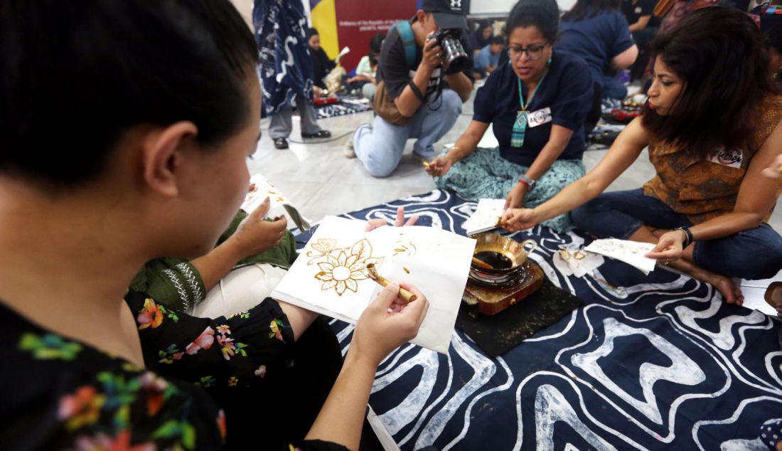 Warga Filipina yang tinggal di Indonesia belajar membatik di Aula Serbaguna Kedutaan Besar Filipina, Jakarta, Minggu (1/9). Kegiatan yang diinisiasi Philippine Women's Association-Indonesia (PWA) berkolaborasi dengan Kedutaan Besar Republik Filipina ini menandai 75 tahun hubungan diplomatik, persahabatan, dan pertukaran budaya antara Indonesia dan Filipina. - JPNN.com