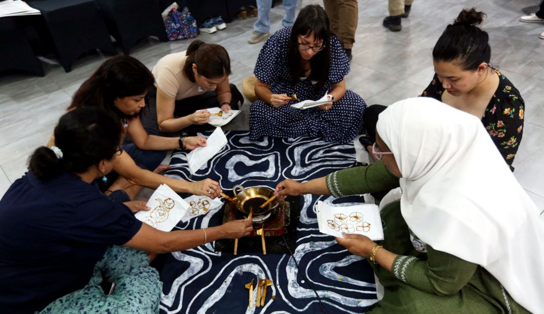 Warga Filipina yang tinggal di Indonesia belajar membatik di Aula Serbaguna Kedutaan Besar Filipina, Jakarta, Minggu (1/9). Kegiatan yang diinisiasi Philippine Women's Association-Indonesia (PWA) berkolaborasi dengan Kedutaan Besar Republik Filipina ini menandai 75 tahun hubungan diplomatik, persahabatan, dan pertukaran budaya antara Indonesia dan Filipina. - JPNN.com