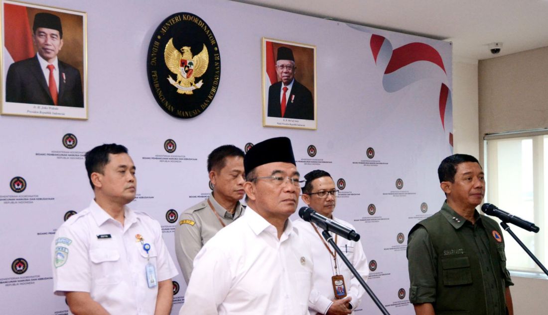 Menko PMK Muhajir Effendy bersama Deputi Bidang Modifikasi Cuaca BMKG Pusat Tri Handoko Seto dan Kepala BNPB Letnan Jenderal TNI Suharyanto, memberikan penjelasan seusai Rapat Tingkat Menteri (RTM) terkait tindak lanjut Operasi Modifikasi Cuaca (OMC) di Provinsi Kalimantan Timur di Kantor Kemenko PMK, Jakarta, Senin (2/9). RTM membahas langkah-langkah strategis dalam menangani dampak perubahan cuaca di wilayah tersebut. - JPNN.com