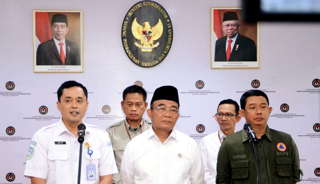 Menko PMK Muhajir Effendy bersama Deputi Bidang Modifikasi Cuaca BMKG Pusat Tri Handoko Seto dan Kepala BNPB Letnan Jenderal TNI Suharyanto, memberikan penjelasan seusai Rapat Tingkat Menteri (RTM) terkait tindak lanjut Operasi Modifikasi Cuaca (OMC) di Provinsi Kalimantan Timur di Kantor Kemenko PMK, Jakarta, Senin (2/9). RTM membahas langkah-langkah strategis dalam menangani dampak perubahan cuaca di wilayah tersebut. - JPNN.com