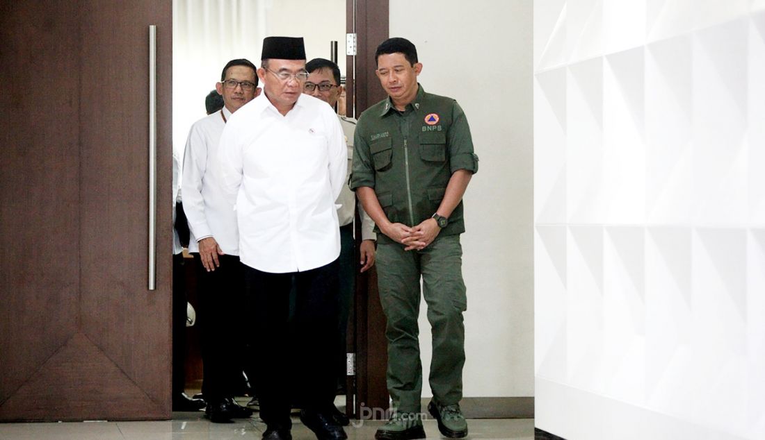 Menko PMK Muhajir Effendy bersama Deputi Bidang Modifikasi Cuaca BMKG Pusat Tri Handoko Seto dan Kepala BNPB Letnan Jenderal TNI Suharyanto, memberikan penjelasan seusai Rapat Tingkat Menteri (RTM) terkait tindak lanjut Operasi Modifikasi Cuaca (OMC) di Provinsi Kalimantan Timur di Kantor Kemenko PMK, Jakarta, Senin (2/9). RTM membahas langkah-langkah strategis dalam menangani dampak perubahan cuaca di wilayah tersebut. - JPNN.com