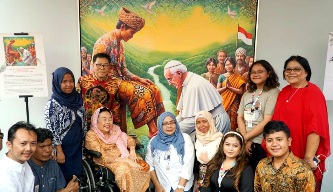 Tokoh masyarakat yang juga merupakan istri Presiden ke-4 RI KH Abdurrahman Wahid, yakni Ibu Sinta Nuriyah bersama tokoh pro-keberagaman berfoto di depan Lukisan Denny JA berjudul 