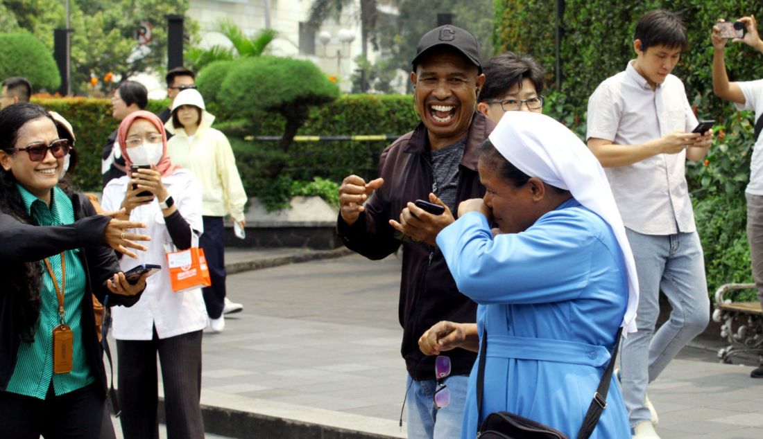 Warga menangis ketika menyambut kedatangan Paus Fransiskus saat melintasi kawasan Bundaran HI, Jakarta, Selasa (3/9). Pemimpin Takhta Suci Vatikan tersebut dijadwalkan melakukan kunjungan pada 4-5 September 2024 ke sejumlah lokasi di Jakarta, seperti Istana Negara, Gereja Katedral, Masjid Istiqlal, dan Stadion Utama Gelora Bung Karno (SUGBK). - JPNN.com