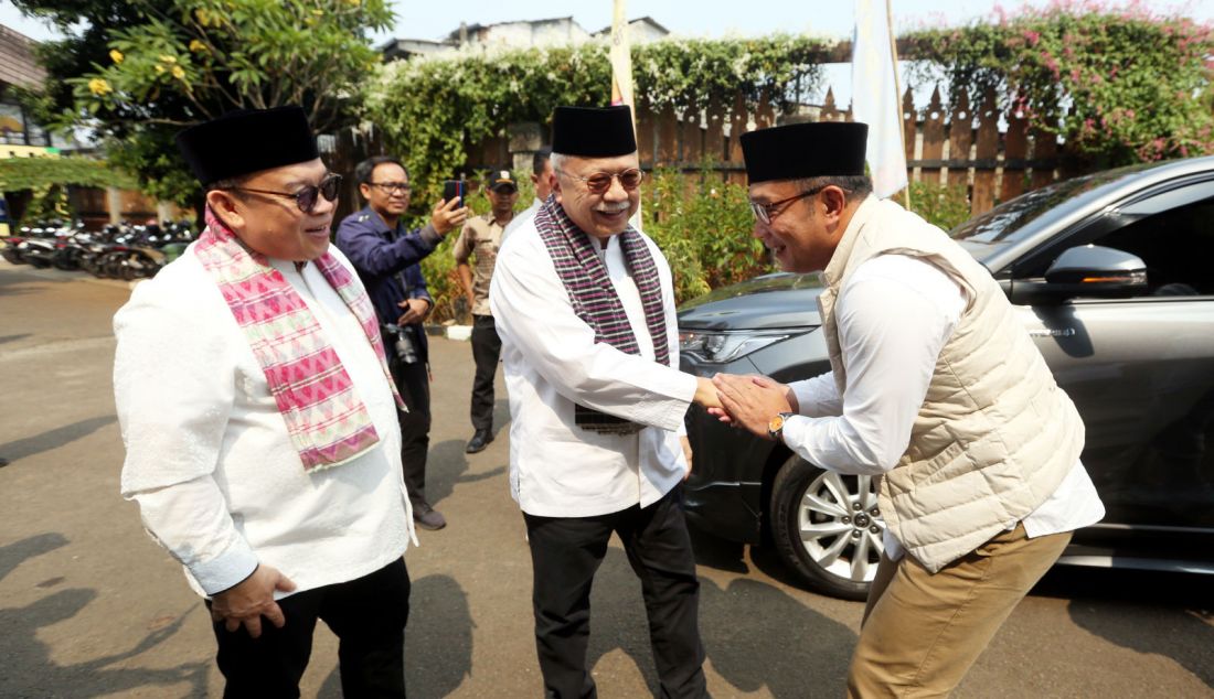 Bakal calon Gubernur DKI Jakarta Ridwan Kamil bersama mantan Gubernur DKI Jakarta Fauzi Bowo mengunjungi Museum Betawi di Perkampungan Budaya Betawi Setu Babakan, Jakarta, Rabu (4/9/). Ridwan Kamil melakukan silaturahmi dengan mantan Gubernur DKI Jakarta Fauzi Bowo untuk meminta nasihat serta menyerap aspirasi sebagai bekal maju dalam Pilgub Jakarta 2024. - JPNN.com