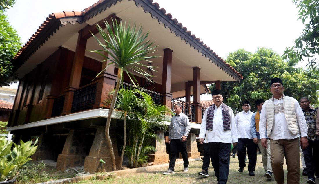 Bakal calon Gubernur DKI Jakarta Ridwan Kamil bersama mantan Gubernur DKI Jakarta Fauzi Bowo mengunjungi Museum Betawi di Perkampungan Budaya Betawi Setu Babakan, Jakarta, Rabu (4/9/). Ridwan Kamil melakukan silaturahmi dengan mantan Gubernur DKI Jakarta Fauzi Bowo untuk meminta nasihat serta menyerap aspirasi sebagai bekal maju dalam Pilgub Jakarta 2024. - JPNN.com