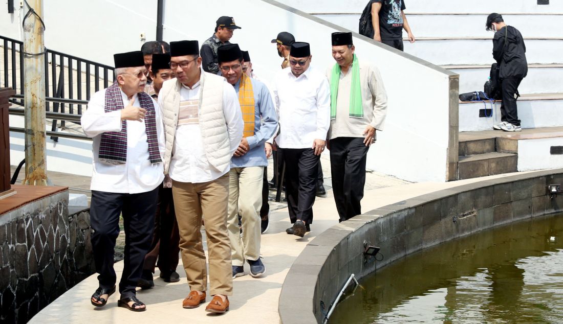 Bakal calon Gubernur DKI Jakarta Ridwan Kamil bersama mantan Gubernur DKI Jakarta Fauzi Bowo mengunjungi Museum Betawi di Perkampungan Budaya Betawi Setu Babakan, Jakarta, Rabu (4/9/). Ridwan Kamil melakukan silaturahmi dengan mantan Gubernur DKI Jakarta Fauzi Bowo untuk meminta nasihat serta menyerap aspirasi sebagai bekal maju dalam Pilgub Jakarta 2024. - JPNN.com