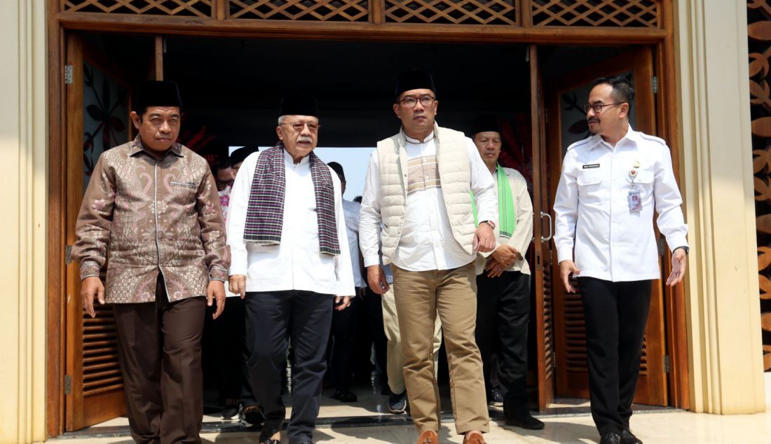 Bakal calon Gubernur DKI Jakarta Ridwan Kamil bersama mantan Gubernur DKI Jakarta Fauzi Bowo mengunjungi Museum Betawi di Perkampungan Budaya Betawi Setu Babakan, Jakarta, Rabu (4/9/). Ridwan Kamil melakukan silaturahmi dengan mantan Gubernur DKI Jakarta Fauzi Bowo untuk meminta nasihat serta menyerap aspirasi sebagai bekal maju dalam Pilgub Jakarta 2024. - JPNN.com