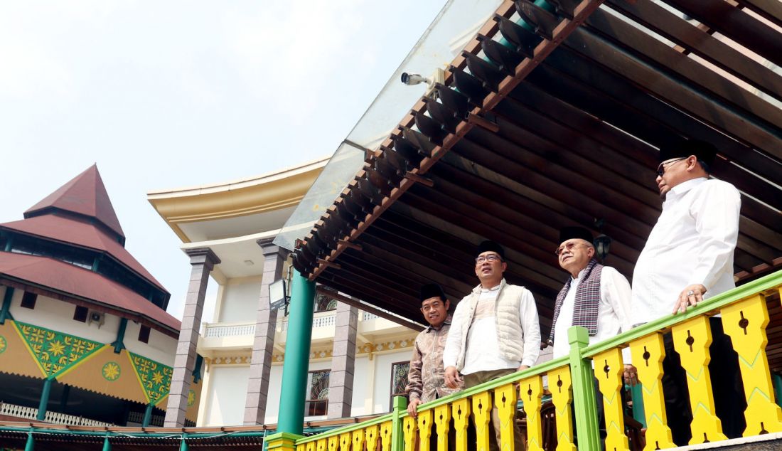 Bakal calon Gubernur DKI Jakarta Ridwan Kamil bersama mantan Gubernur DKI Jakarta Fauzi Bowo mengunjungi Museum Betawi di Perkampungan Budaya Betawi Setu Babakan, Jakarta, Rabu (4/9/). Ridwan Kamil melakukan silaturahmi dengan mantan Gubernur DKI Jakarta Fauzi Bowo untuk meminta nasihat serta menyerap aspirasi sebagai bekal maju dalam Pilgub Jakarta 2024. - JPNN.com