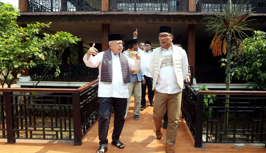 Bakal calon Gubernur DKI Jakarta Ridwan Kamil bersama mantan Gubernur DKI Jakarta Fauzi Bowo mengunjungi Museum Betawi di Perkampungan Budaya Betawi Setu Babakan, Jakarta, Rabu (4/9/). Ridwan Kamil melakukan silaturahmi dengan mantan Gubernur DKI Jakarta Fauzi Bowo untuk meminta nasihat serta menyerap aspirasi sebagai bekal maju dalam Pilgub Jakarta 2024. - JPNN.com