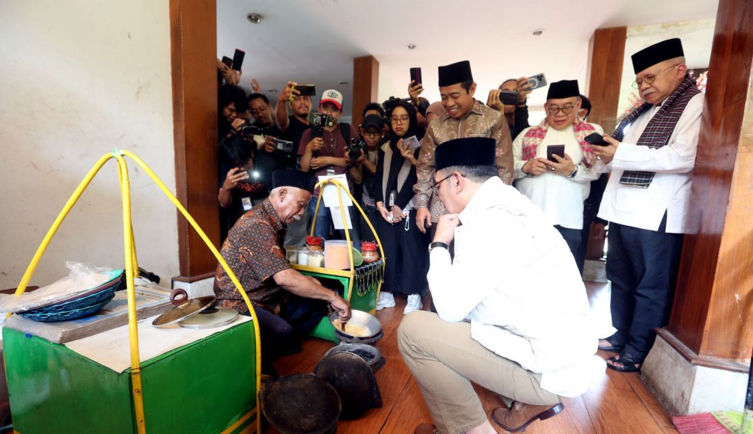 Bakal calon Gubernur DKI Jakarta Ridwan Kamil bersama mantan Gubernur DKI Jakarta Fauzi Bowo mengunjungi Museum Betawi di Perkampungan Budaya Betawi Setu Babakan, Jakarta, Rabu (4/9/). Ridwan Kamil melakukan silaturahmi dengan mantan Gubernur DKI Jakarta Fauzi Bowo untuk meminta nasihat serta menyerap aspirasi sebagai bekal maju dalam Pilgub Jakarta 2024. - JPNN.com